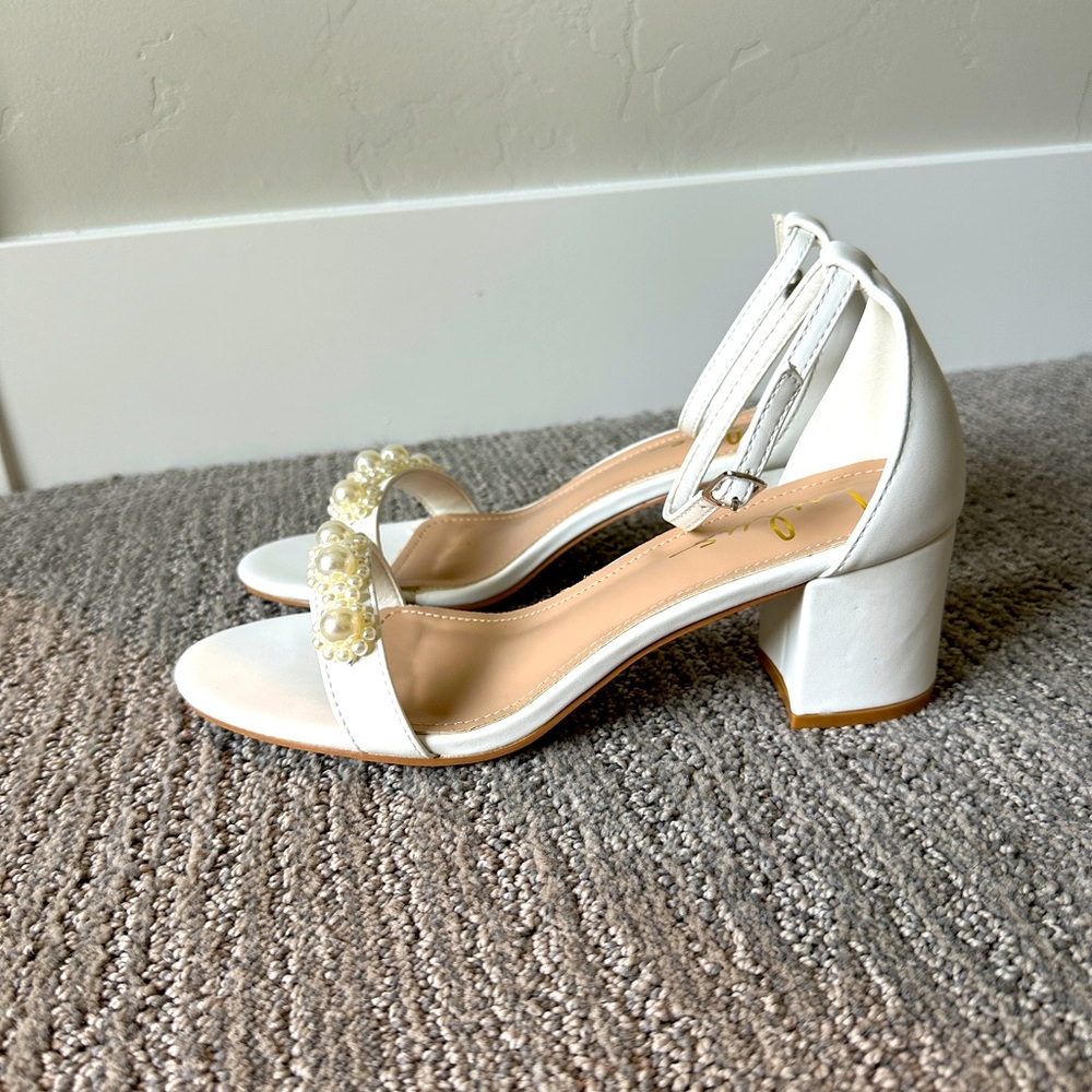 Bridal heels with pearls